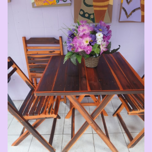 Conjunto Mesa madeira c/ 04 cadeiras dobraveis.