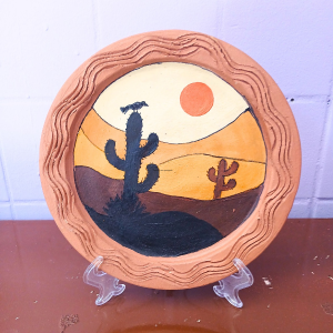 Prato de barro pintado a mão p/ decoração.