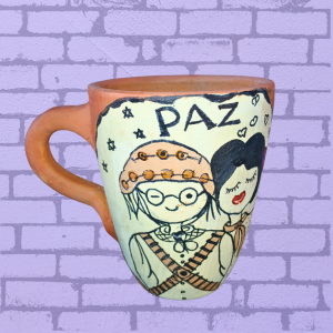 Caneca barro/cerâmica pintada a mão Paz Lampião e Maria Bonita.